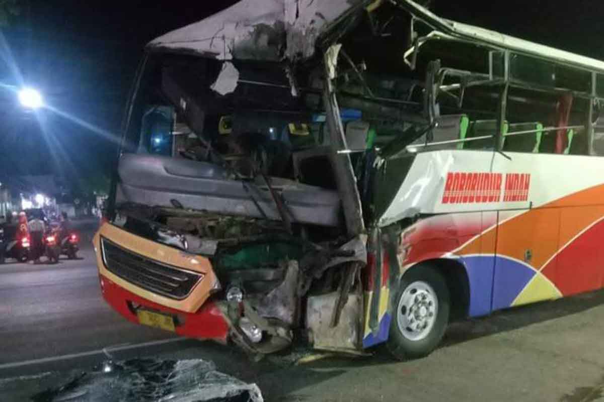 Kondisi bus usai mengalami kecelakaan di Jalan Pantura, Kecamatan Tongas, Sabtu (15/7/2023) malam.