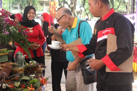 Dewan juri sedang mencicipi kreasi peserta lomba.