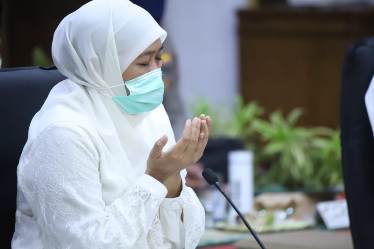Gubernur Jawa Timur Khofifah Indar Parawansa tampak khidmat dan khusuk saat mengikuti istighatsah kubro online di Gedung Grahadi Surabaya, Rabu (8/4/2020) malam. foto: Istimewa/ BANGSAONLINE.com