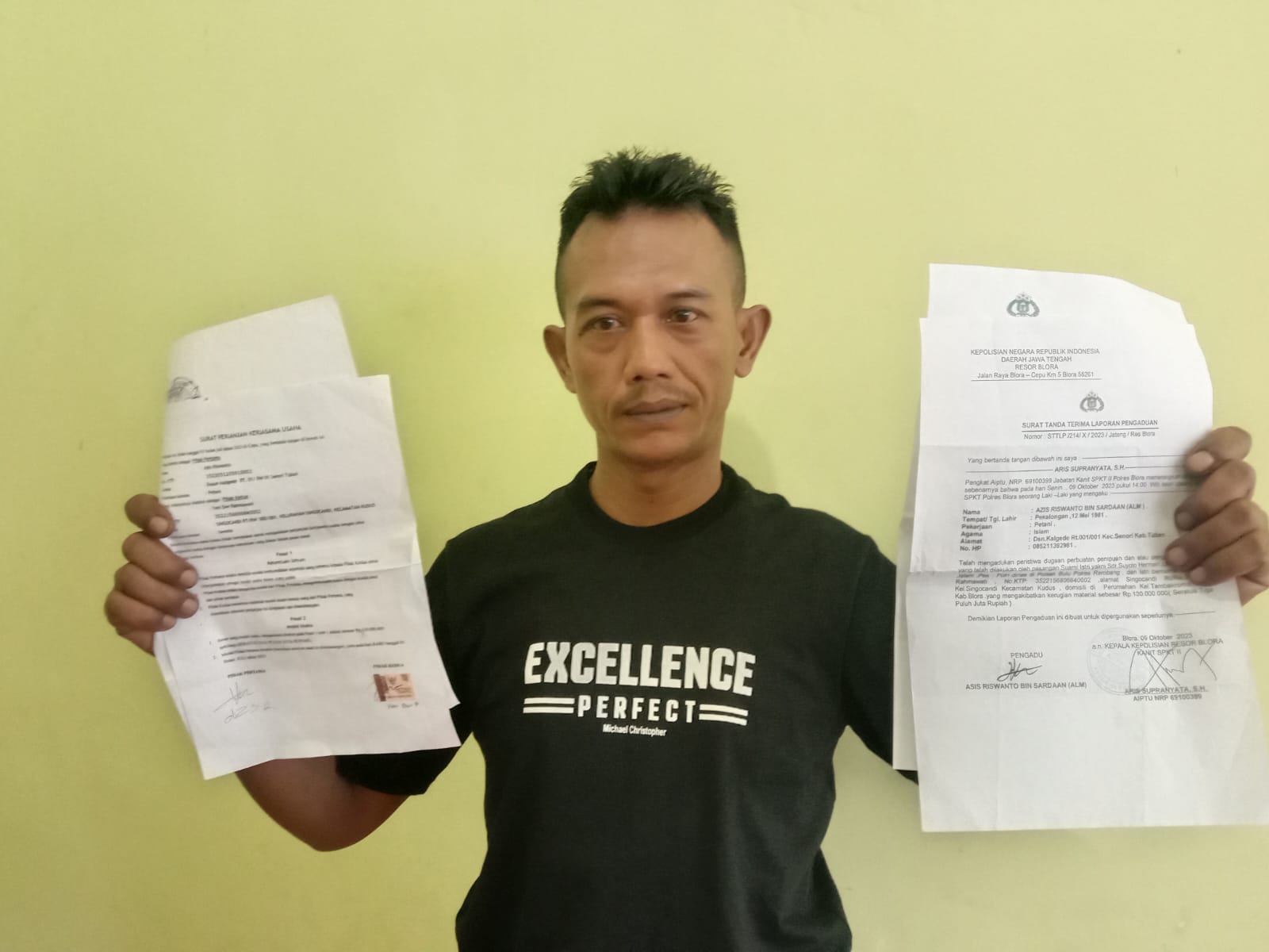 Aziz saat menunjukan berkas administrasi laporan kasus dugaan penipuan yang dialaminya di sekretariat PWI Tuban.