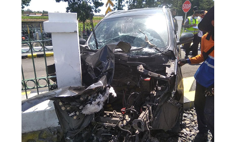 Kondisi Mobil Wuling Cortez yang rusak di bagian depan. (foto: AAN AMRULLOH/ BANGSAONLINE)