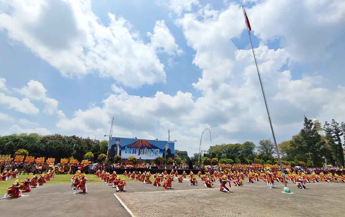 300 penari yang menampilkan tari Kali Wungu dalam rangka memeriahkan puncak Prosesi Harjalu ke-767.