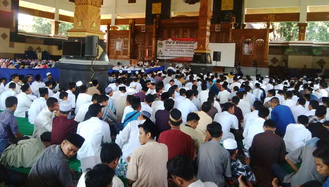 BERHARAP LANCAR: Suasana doa bersama menjelang UN di Pendopo Krido Manunggal Tuban. foto: suwandi/ BANGSAONLINE