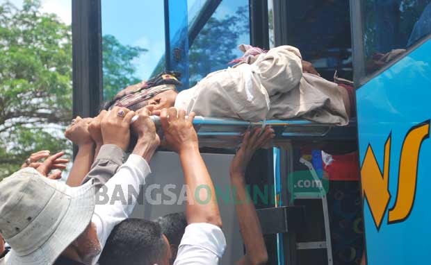 Korban saat dievakuasi dari bus.