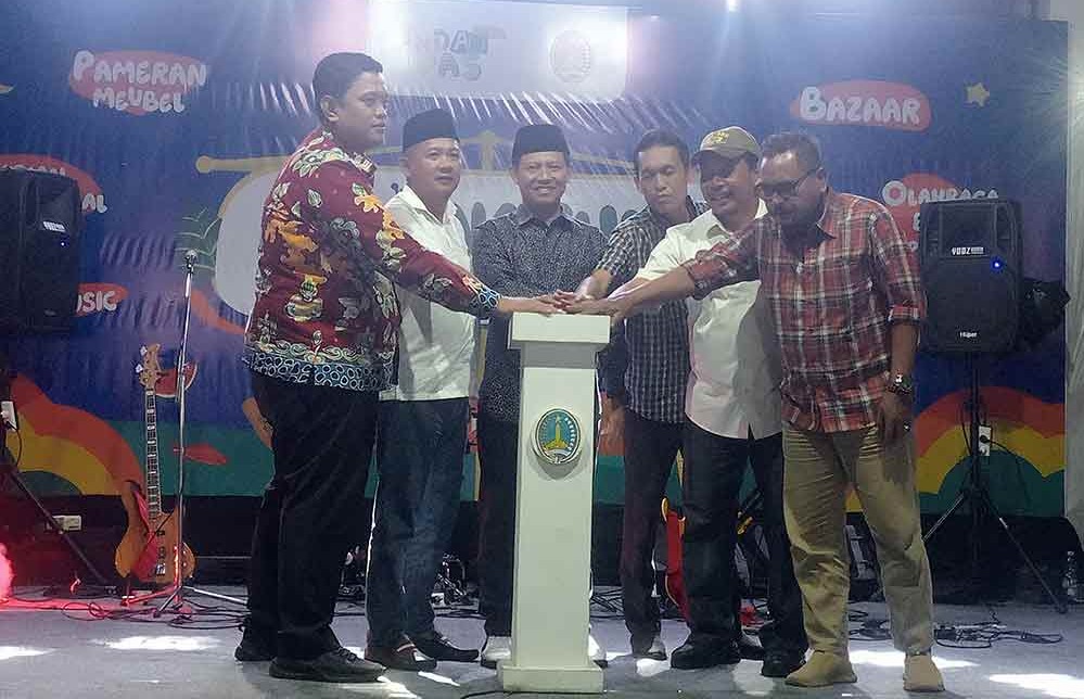 Wawali Pasuruan, M. Nawawi (tengah) saat menekan tombol sirine sebagai simbol Kebonagung Night Market telah resmi dibuka.