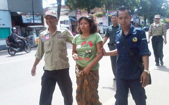 Salah seorang gelandangan dan pengemis yang berhasil dijaring Tim TRC PMKS yang baru dirsemikan bupati. foto: BANGSAONLINE