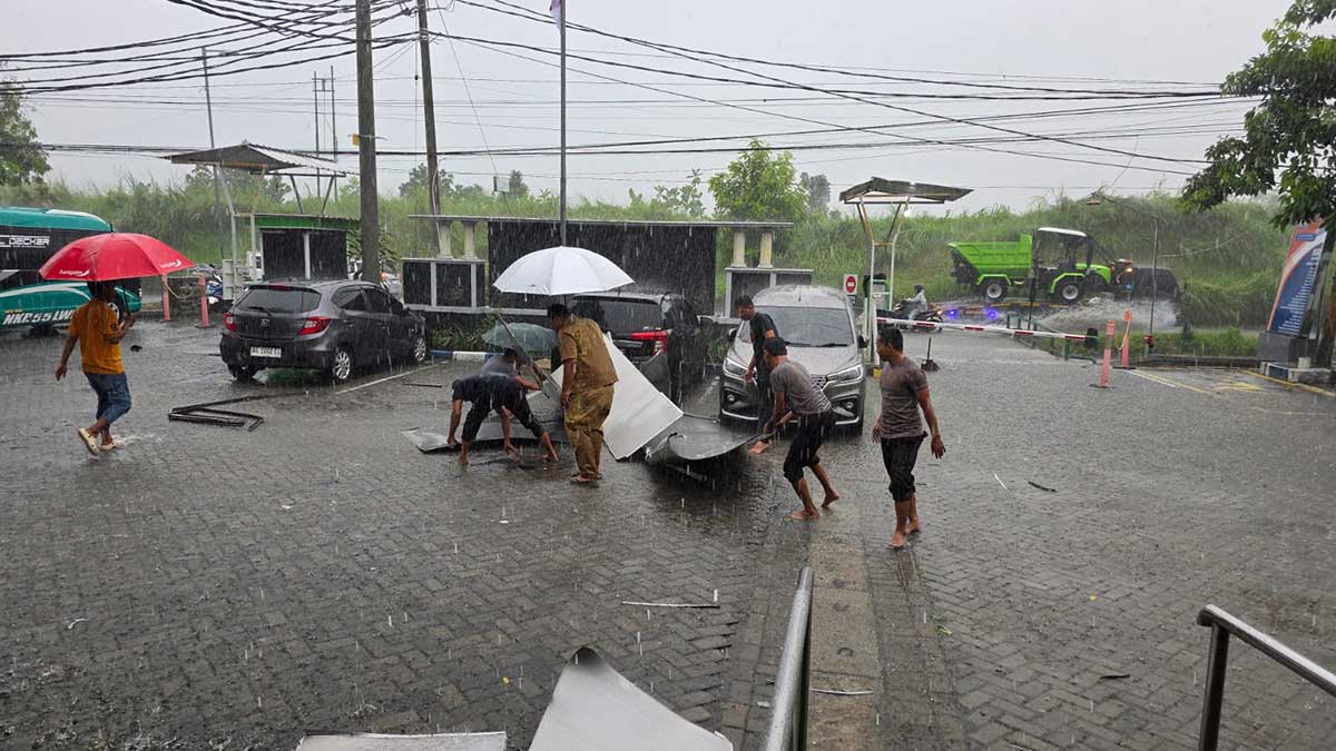 Kondisi RSUD Ploso, Jombang, saat diterjang angin kencang.