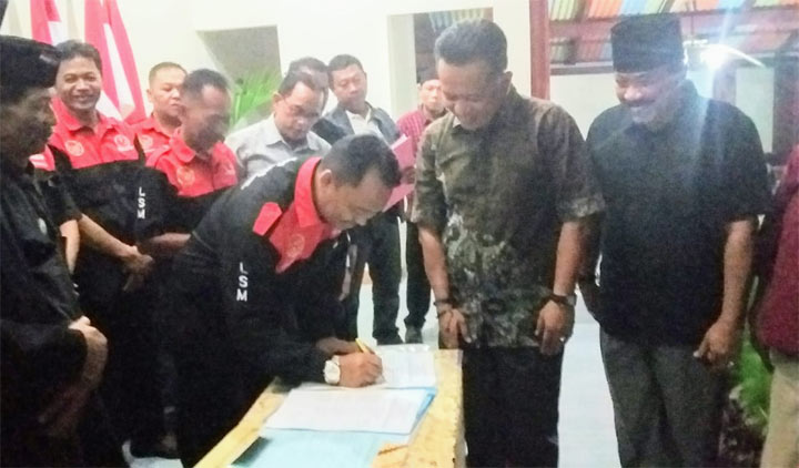 Perwakilan LSM menandatangani deklarasi dukungan terhadap Ronny Wahyono.