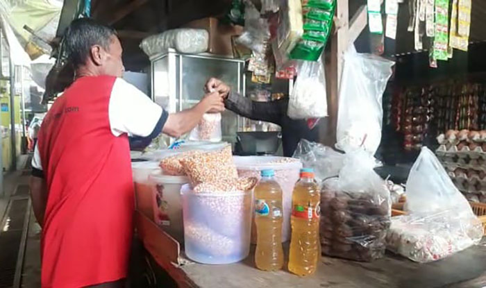Masyarakat saat membeli minyak goreng di Pasar Pramuka Tuban.