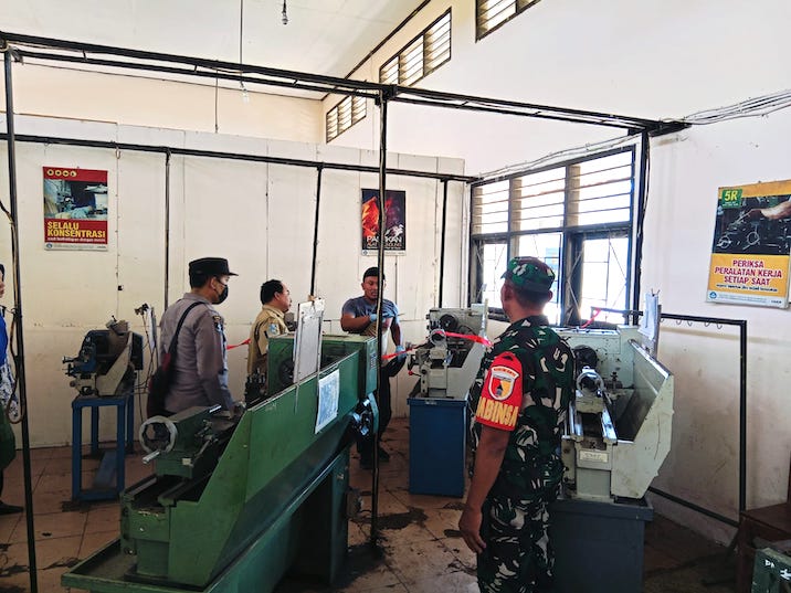Satreskrim Polres Tuban saat melakukan olah TKP tewasnya siswa SMKN Tambakboyo yang praktik menggunakan mesin bubut