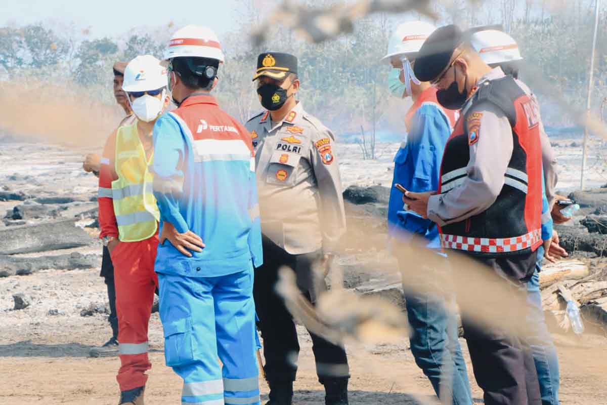 Kapolres Tuban, AKBP Suryono saat meninjau langsung lokasi kebakaran di Desa Sumurgeneng, Kecamatan Jenu.