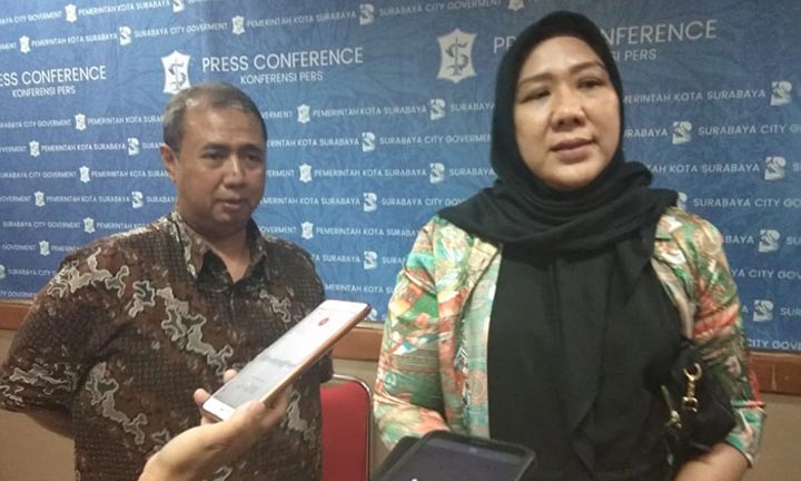 Kabid Pembinaan Olahraga Arief Setya Purwanto dan Ketua (GOW) Surabaya Iin Hendro Gunawan saat jumpa pers. foto: YUDI A/ BANGSAONLINE
