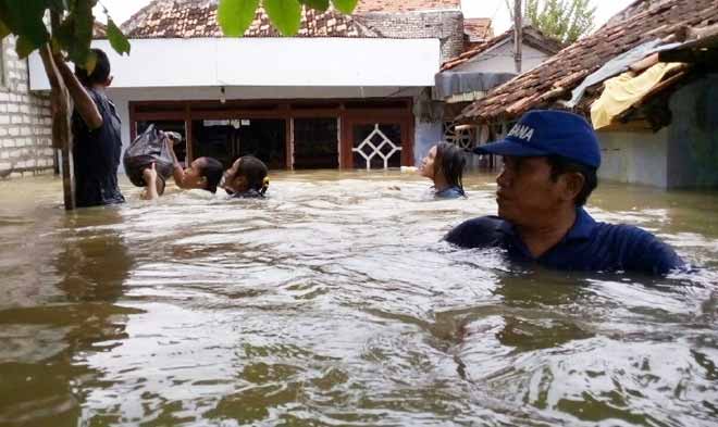 Ketinggian banjir di Sampang capai 2 meter, warga terpaksa mengungsi.