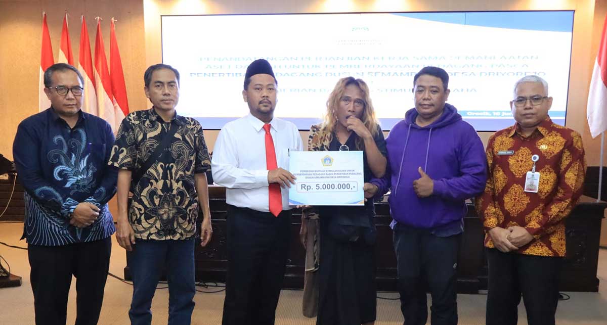 Bupati Gresik Salurkan Stimulan Usaha Rp215 Juta untuk Eks PKL Kali Avoor