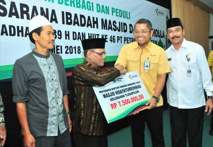 Direktur Keuangan, SDM, dan Umum PG Dwi Ary Purnomo didampingi Wabup Gresik Moh. Qosim saat memberikan bantuan.