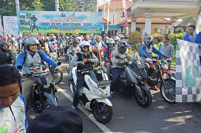 Bupati Irsyad (berkacamata hitam dan pakai motor matic warna putih), tampak bersiap ikut konvoi. 