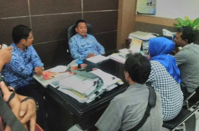 Belasan wali murid SDN Sukoanyar I saat menemui Shodikin, Sekertaris Dinas Pendidikan Lamongan.