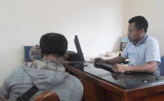 Tersangka Adam Firdaus  ketika menjalani pemeriksaan oleh penyidik Polres Sidoarjo. foto : catur andy herlambang/BANGSAONLINE