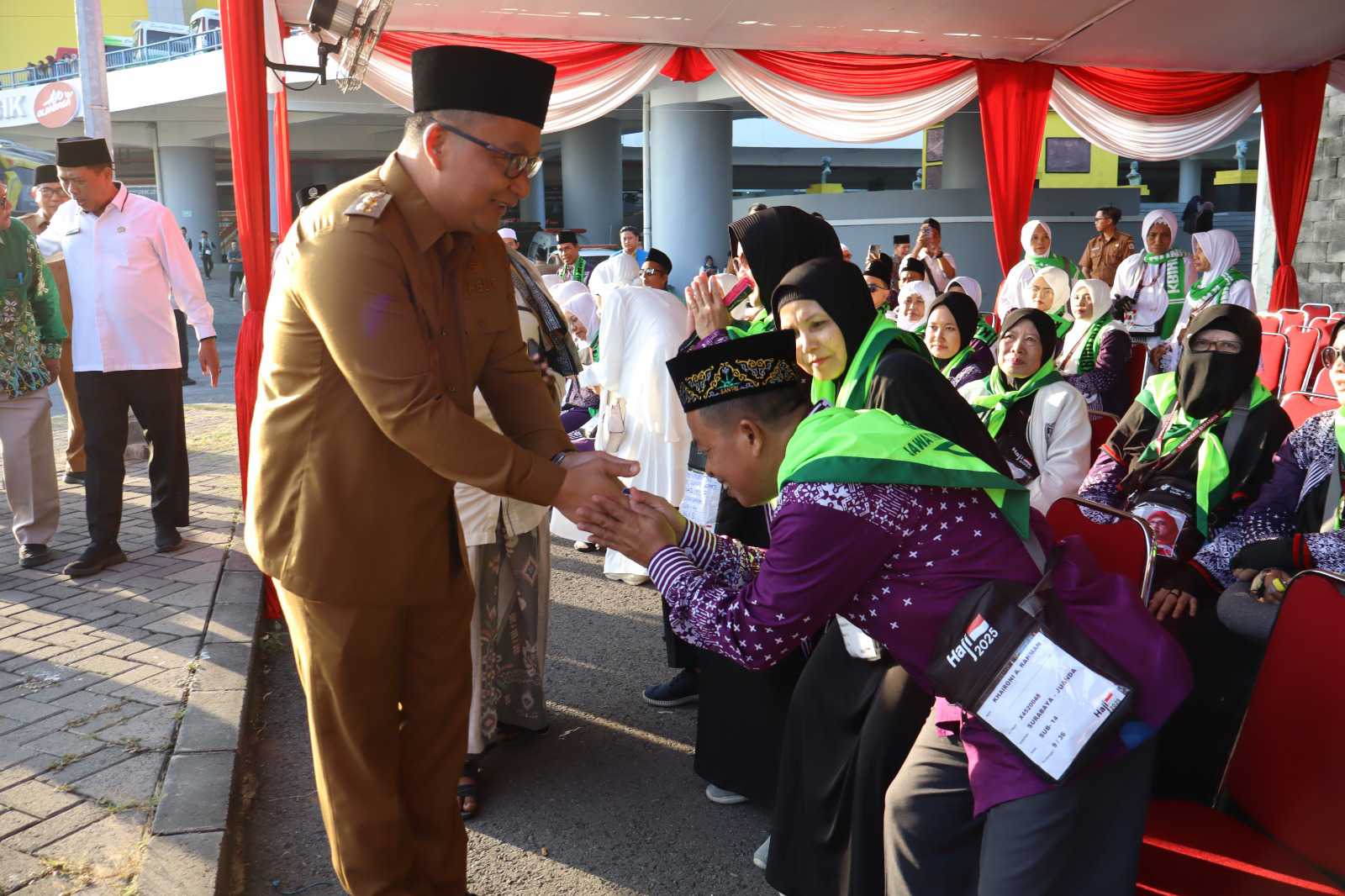 Wabup Gresik, Asluchul Alif saat menyapa JCH yang akan berangkat. Foto: Ist.