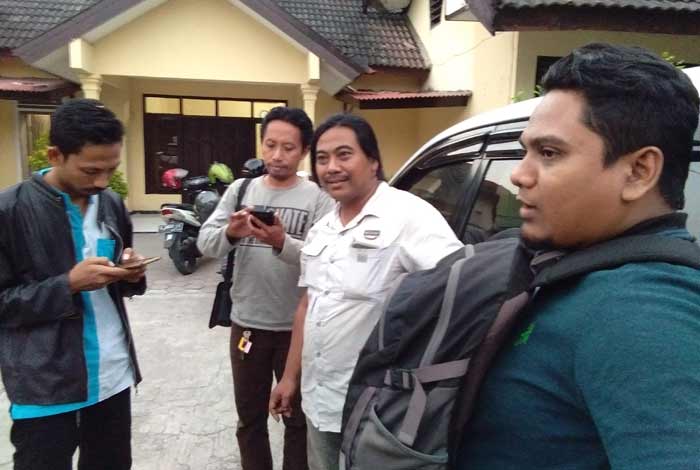 Penasehat Hukum keluarga korban, Sugeng Wahono (baju putih) saat memberikan keterangan.