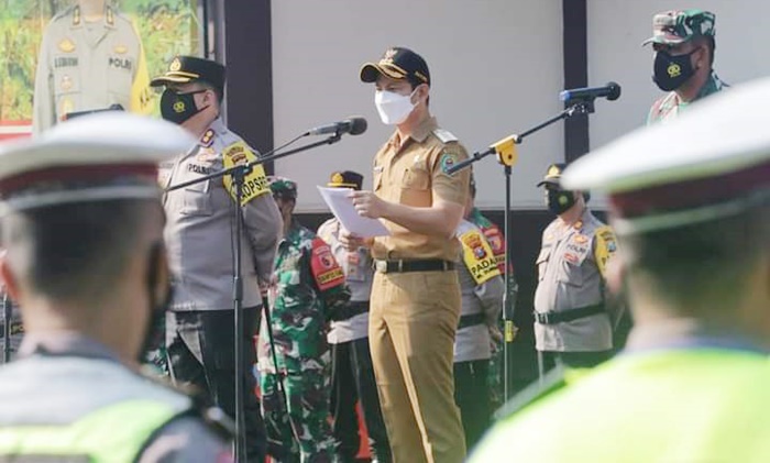 Bupati Arifin saat memberikan sambutan di Polres Trenggalek. foto: HERMAN/ BANGSAONLINE