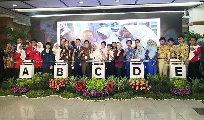 Kajati Jatim saat foto bersama para peserta lomba cerdas cermat.