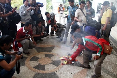Aksi pembakaran ID Card pers. Foto-foto:bambang/sulistiawan/BANGSAONLINE