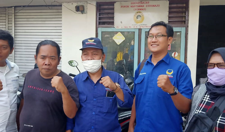 Nico Ainul Yakin (tengah, bermasker, dan pakai topi). foto: bangsaonline.com