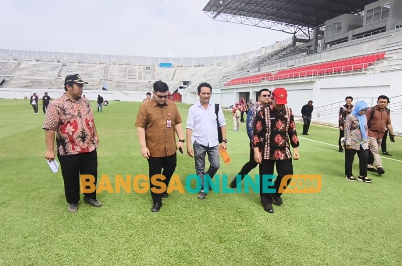 Bupati Kediri Hanindhito Himawan Pramana saat meninjau Stadion Gelora Daha Jayati bersama pejabat terkait. Foto: Muji Harjita/BANGSAONLINE