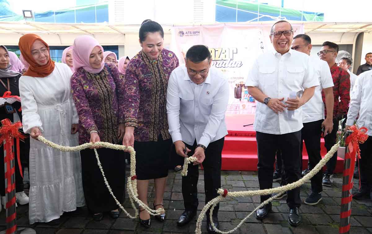 Wamen ATR/BPN saat membuka Bazar Ramadhan 2025.