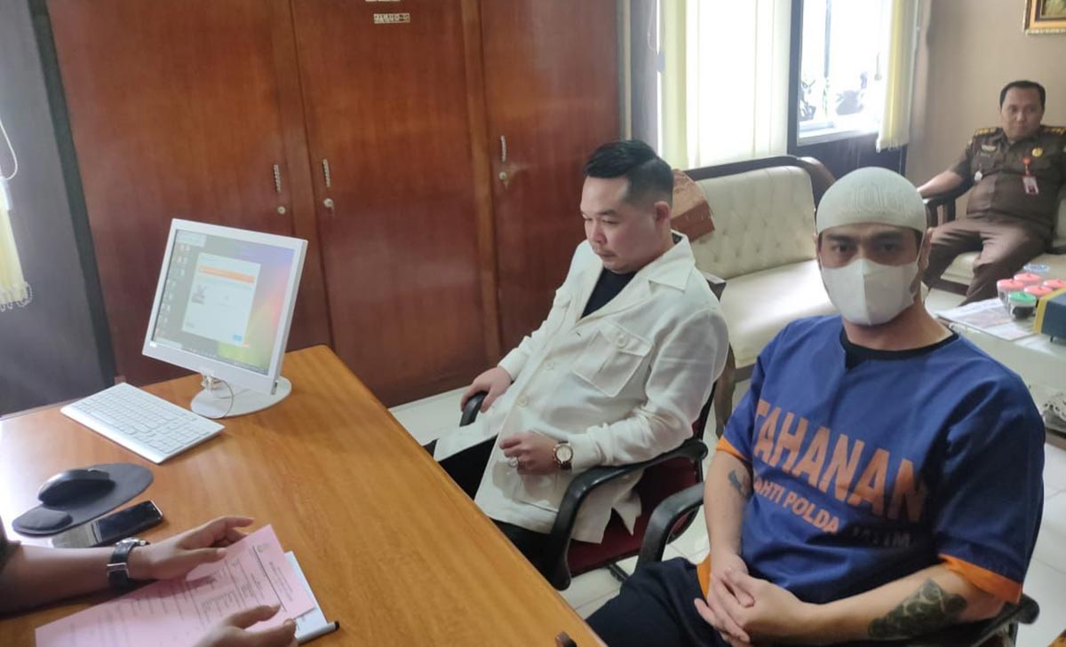 Ferry Irawan (pakai baju tahanan) didampingi Jeffry Nicolas Simatupang, penasihat hukumnya, saat pemeriksaan berkas di Kantor Kejaksaan Negeri Kota Kediri. Foto: Ist.