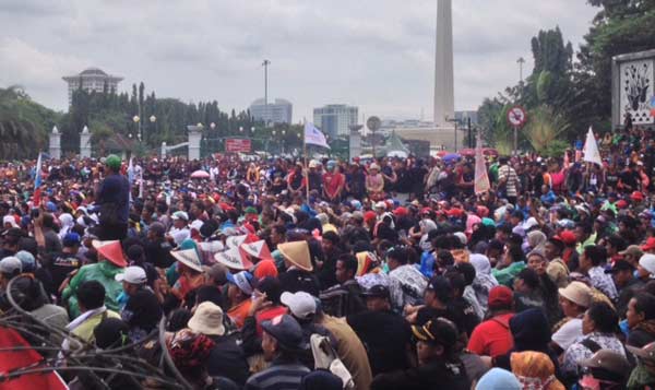 MASIH BERJUANG: Aksi ribuan honorer di depan Istana Negara. foto: rakisa/ BANGSAONLINE