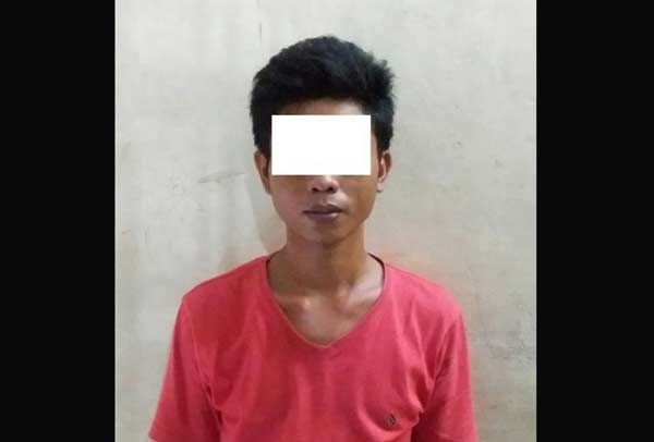 Tersangka Aris S Subandi saat diamankan di Mapolsek Sawahan, Surabaya.