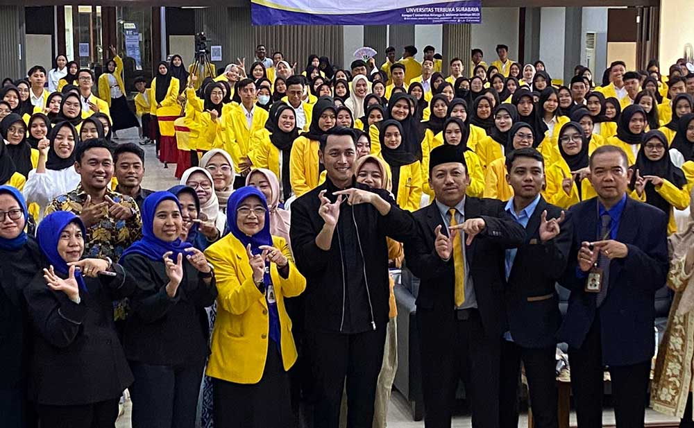 UT Gelar OSMB, Bupati Tuban Beri Hadiah 3 Laptop dan Beasiswa untuk Mahasiswa