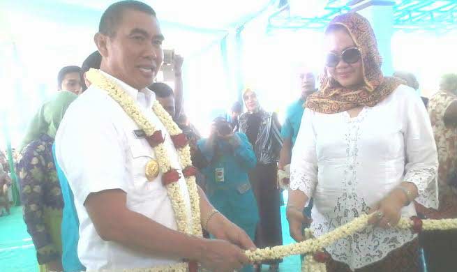Umi Farida, Ketua TP PKK Kota Malang, mendampingi Wali Kota Malang, ketika membuka sekaligus meresmikan RSUD Kota Malang. foto: iwan irawan/ BANGSAONLINE