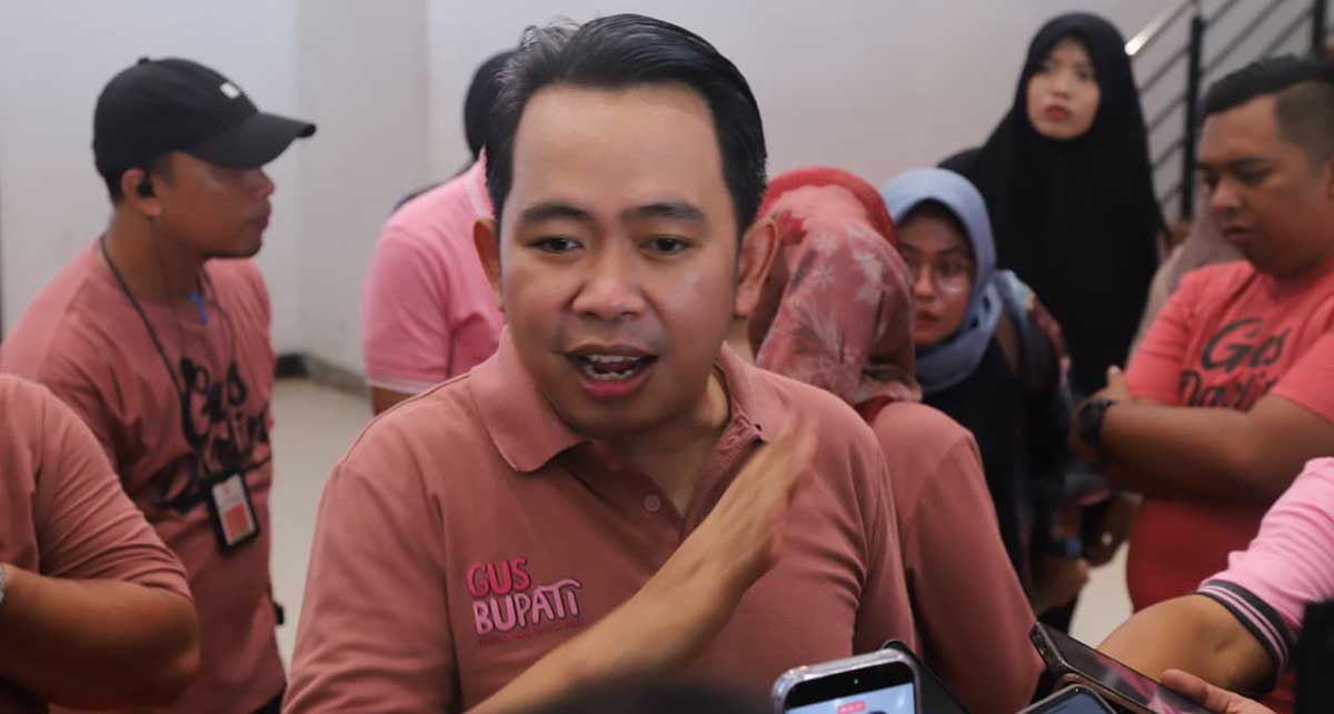 Bupati Jember ketika memberi keterangan ke awak media.