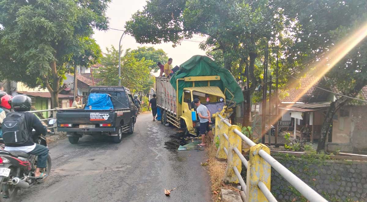 Truk bermuatan pakan ayam yang terlibat kecelakaan dengan menabrak jembatan di Jombang.
