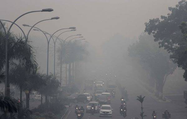 Kabut asap yang menyelimut Pekanbaru. foto: sumutpos