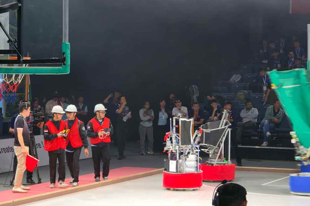 Tim ABU Robocon ITS (merah) saat bertanding melawan tim robot basket dari India di kompetisi ABU Robocon 2025 di Mongolia. (Ist)