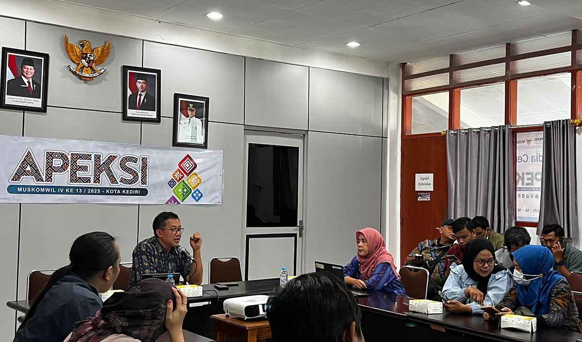 Plt Kepala Diskominfo Kota Kediri sekaligus Sekretaris Panitia Penyelenggara Muskomwil IV Apeksi 2025, Chevy Ning Suyudi, saat konferensi pers. Foto: Ist