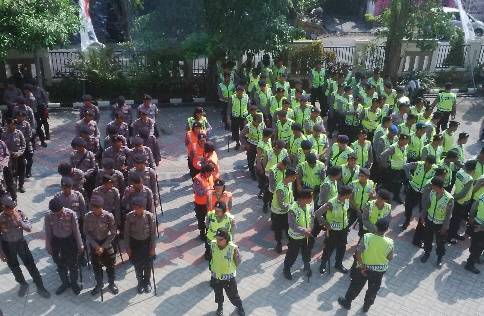 DISIAGAKAN – Personil polisi dari Polres Lamongan yang siap mengamankan pelantikan Anggota DPRD Kabupaten Lamongan 2014-2019, di gedung DPRD Lamongan, Minggu (24/8/2014) besok. foto : haris sugianto/BangsaOnline