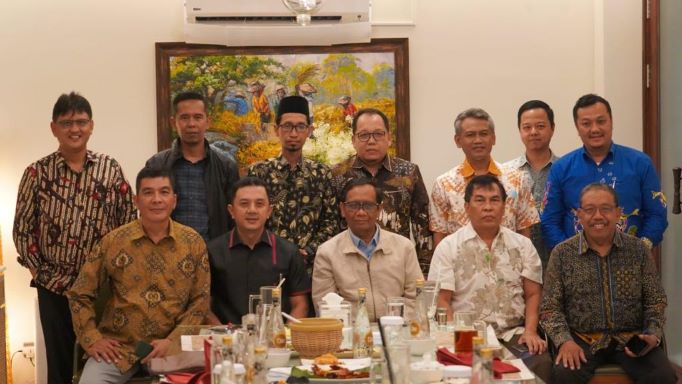 Menteri Koordinator Bidang Politik, Hukum, dan Keamanan (Menko Polhukam) Mahfud MD menerima kunjungan Alumni Kelompok Cipayung Jatim, di Rumah Makan Layar, Jalan Manyar Kertoarjo 23-25 Surabaya, Minggu (30/10). (Foto: Istimewa)
