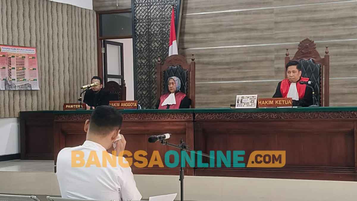 Terdakwa mutilasi di Kediri saat mengusap air matanya usai membacakan pledoi. Foto: MUJI HARJITA/BANGSAONLINE