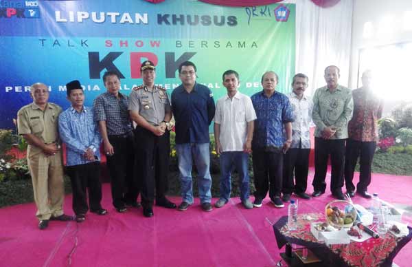 Foto bersama sosialisasi KPK untuk pencegahan korupsi dana desa. Foto: agus/BANGSAONLINE