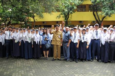 Kadindik Jatim Dr Saiful Rachman MM MPd memberi semangat kepada siswa.