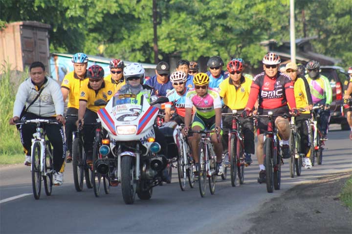 Dalam rangka melakukan sosialisasi Milenial Road Safety Festival, Polresta Sidoarjo menggelar gowes bareng.