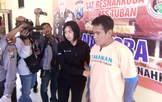 Tersangka saat diekspos di Mapolres Tuban. foto: SUWANDI/ BANGSAONLINE