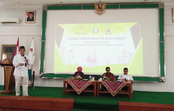 Ali Mashar, Kepala Perwakilan SKK Migas Jawa Bali dan Nusa Tenggara (Jabanusa) saat memaparkan materi dalam kuliah umum di Ponpes Tebuireng, Rabu (27/9/2017). foto: ROMZA/ BANGSAONLINE