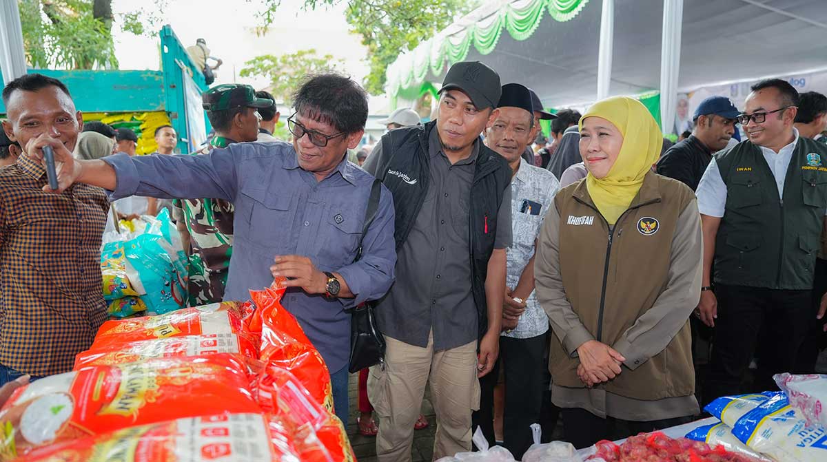 Gubernur Khofifah saat gelaran pasar murah di Lamongan.