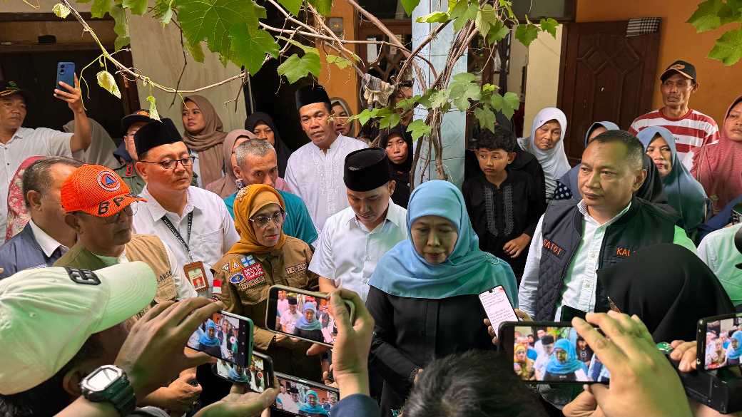 Gubernur Jatim, Khofifah Indar Parawansa didampingi Bupati Mojokerto, Gus Barra saat memberikan keterangan kepada awak media